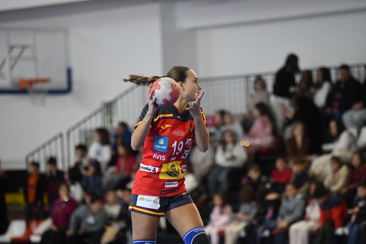 pebeterodorado's tweet photo. 🔝 ¡𝗚𝗥𝗔𝗡 𝗜𝗡𝗜𝗖𝗜𝗢 𝗗𝗘𝗟 𝗠𝗨𝗡𝗗𝗜𝗔𝗟 𝗦𝗨𝗕-𝟭𝟴 𝗘𝗡 𝗥𝗨𝗠𝗔𝗡Í𝗔!

✅ Las #GuerrerasJuveniles comienzan su periplo en el Mundial derrotando a Guinea (27-12). https://t.co/3frXqFxdVO