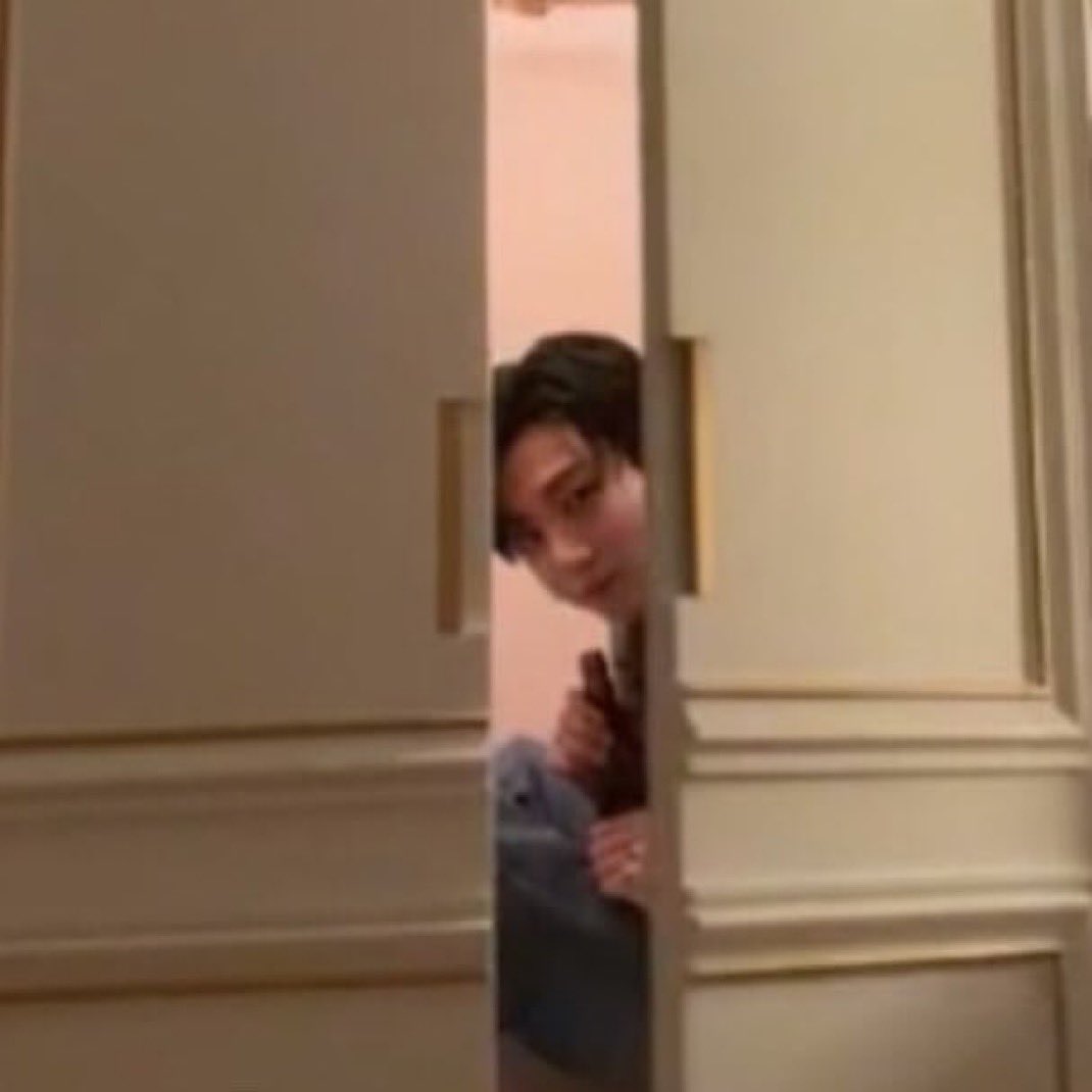koogifs's tweet photo. if it fits he sits https://t.co/qJXiEQSFhC