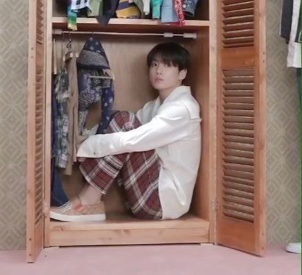 koogifs's tweet photo. if it fits he sits https://t.co/qJXiEQSFhC