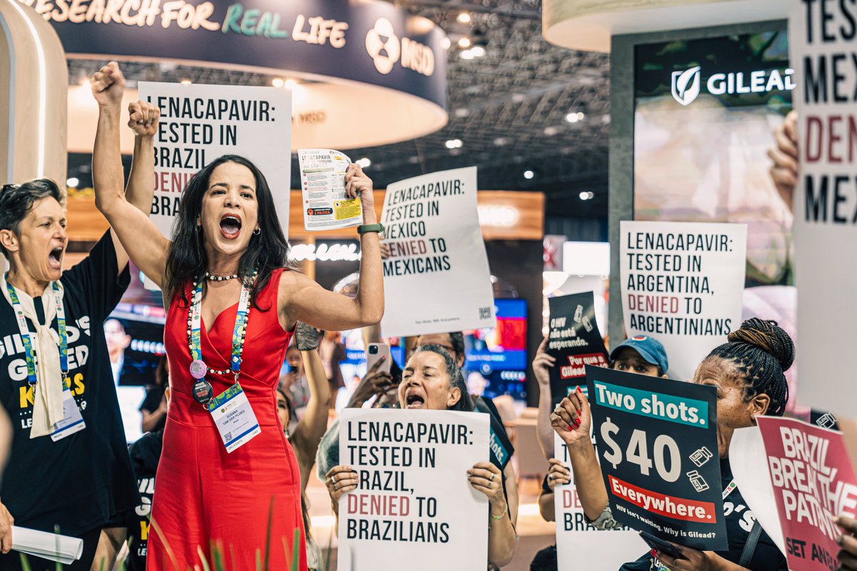 MSF_brasil's tweet photo. Na Conferência de AIDS 2026, no Rio, MSF se uniu a ativistas para denunciar uma contradição: países que sediaram testes clínicos do lenacapavir agora enfrentam barreiras para acessar essa ferramenta revolucionária na prevenção ao HIV.

Quer saber mais? https://t.co/Nk3NcdKvwb https://t.co/PzehBEGoJ6