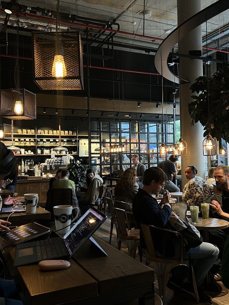 HomuraRaf's tweet photo. I hate it when MY FAV coffee shop is crowded https://t.co/dpNeFhimn0