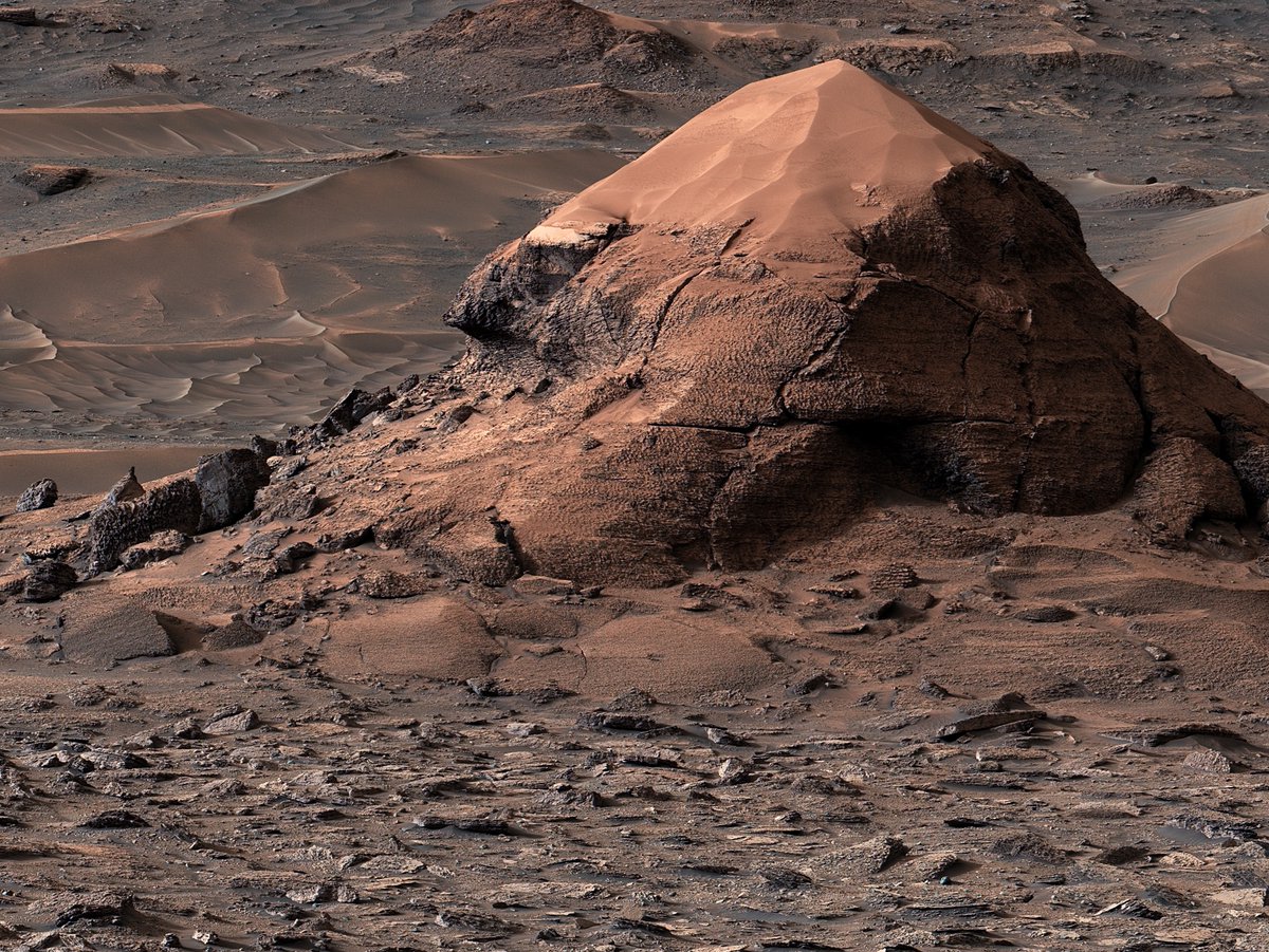 latestinspace's tweet photo. NEW🚨: NASA's Curiosity rover shares insane new panorama shot from Mars https://t.co/6Y3l8D9tPa
