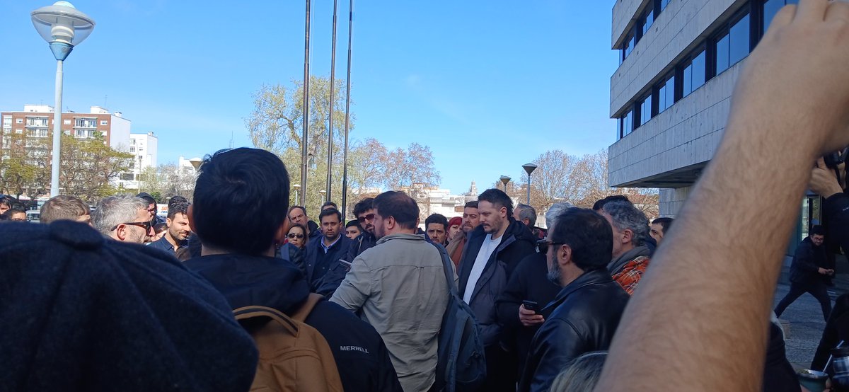 jard_vaz's tweet photo. Movilización de los trabajadores de Teledoce en el Anexo del Palacio Legislativo en reclamo de los 25 trabajadores despedidos y de las condiciones de precarización que se dan en el canal. https://t.co/OawFMVAI23