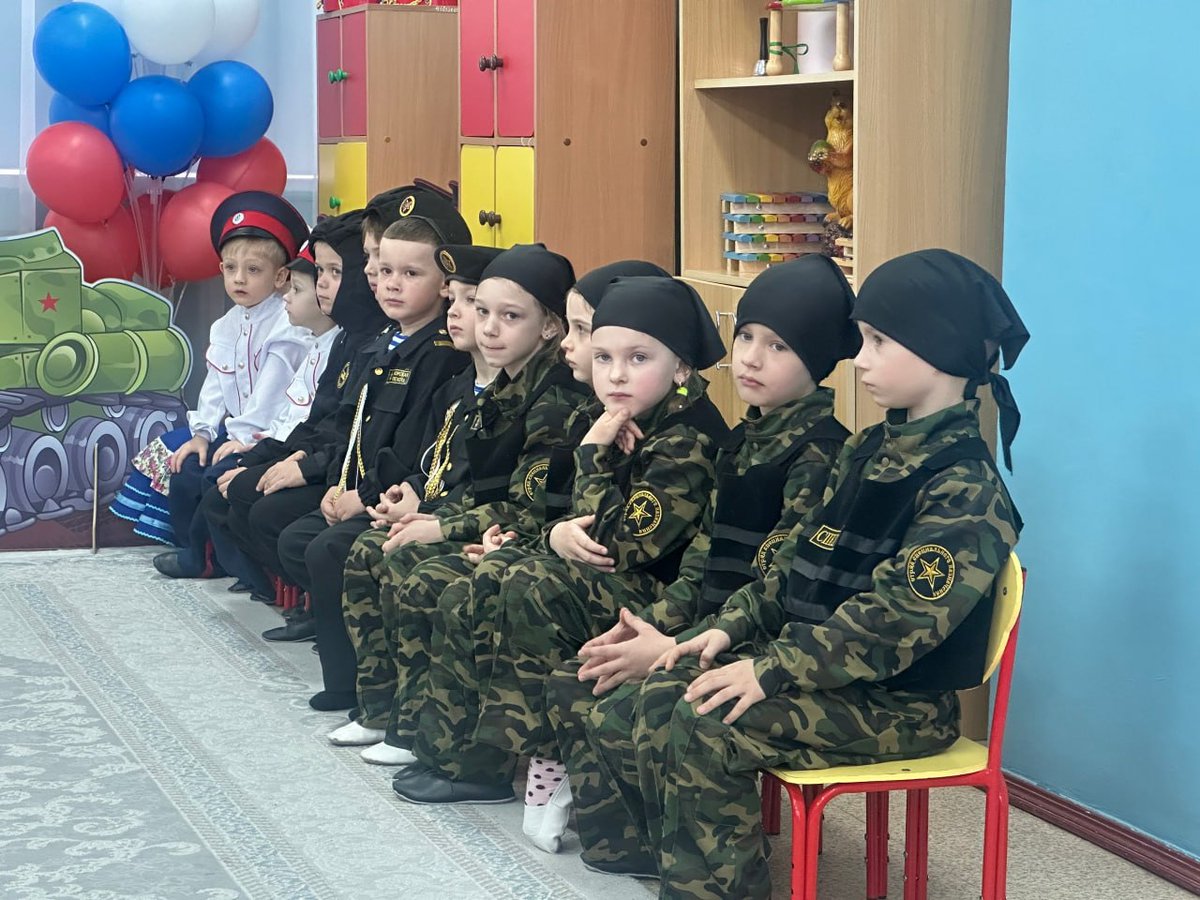 OpachiAndrea's tweet photo. In Russia l’indottrinamento e la militarizzazione iniziano già a 3 anni. Dai programmi negli asili come le "Conversazioni su cose importanti" fino all'esposizione di armi e uniformi per i più piccoli. https://t.co/ikyeYmlcYr