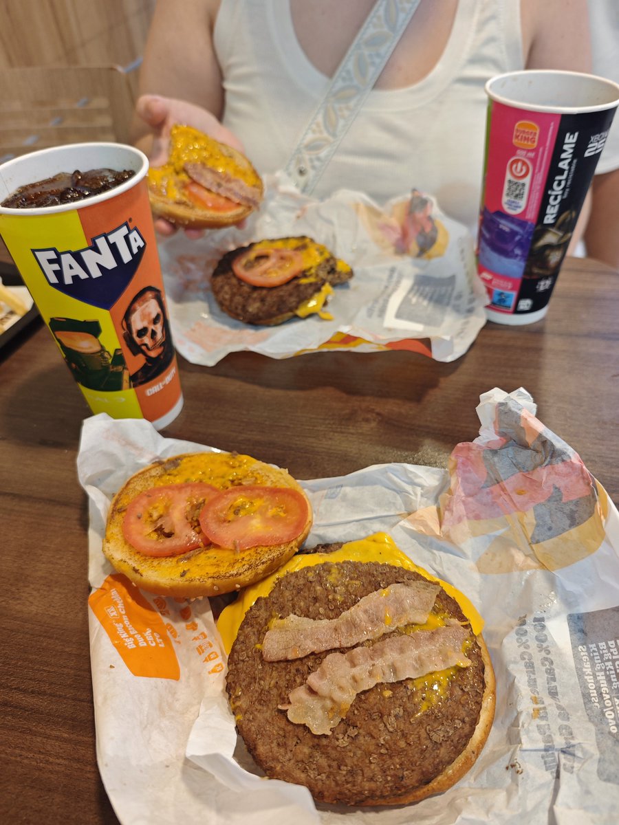 DanielMarJus's tweet photo. Diossss es verdad es Duo Bacon Chedar, osea ke duo = 2 
2 trocitos de bacon
Igualita que la foto mmmmm
Que pasada!! 
Sois los mejores!!!
Gracias @BurgerKing de Barbera, el del Baricentro https://t.co/8ZNqatSq9U
