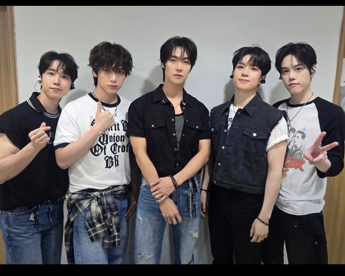 nflyingukradio's tweet photo. https://t.co/am25IcQMRb

#nflying
#everlasting
#in_between_seasons https://t.co/05JuI5Uc4w