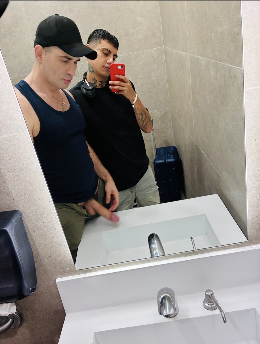 dannyLozlan's tweet photo. Cada que nos vemos nos ponemos calientes, esta vez nos encontramos en el aeropuerto y nos fuimos directo al baño 🥵😈 si hay foto hay video? 🫦 Quien lo conoce? Mi padre ufff 🥵 #twinkgay #gayboy #pridecdmx #crusing https://t.co/OHKE3inNGG