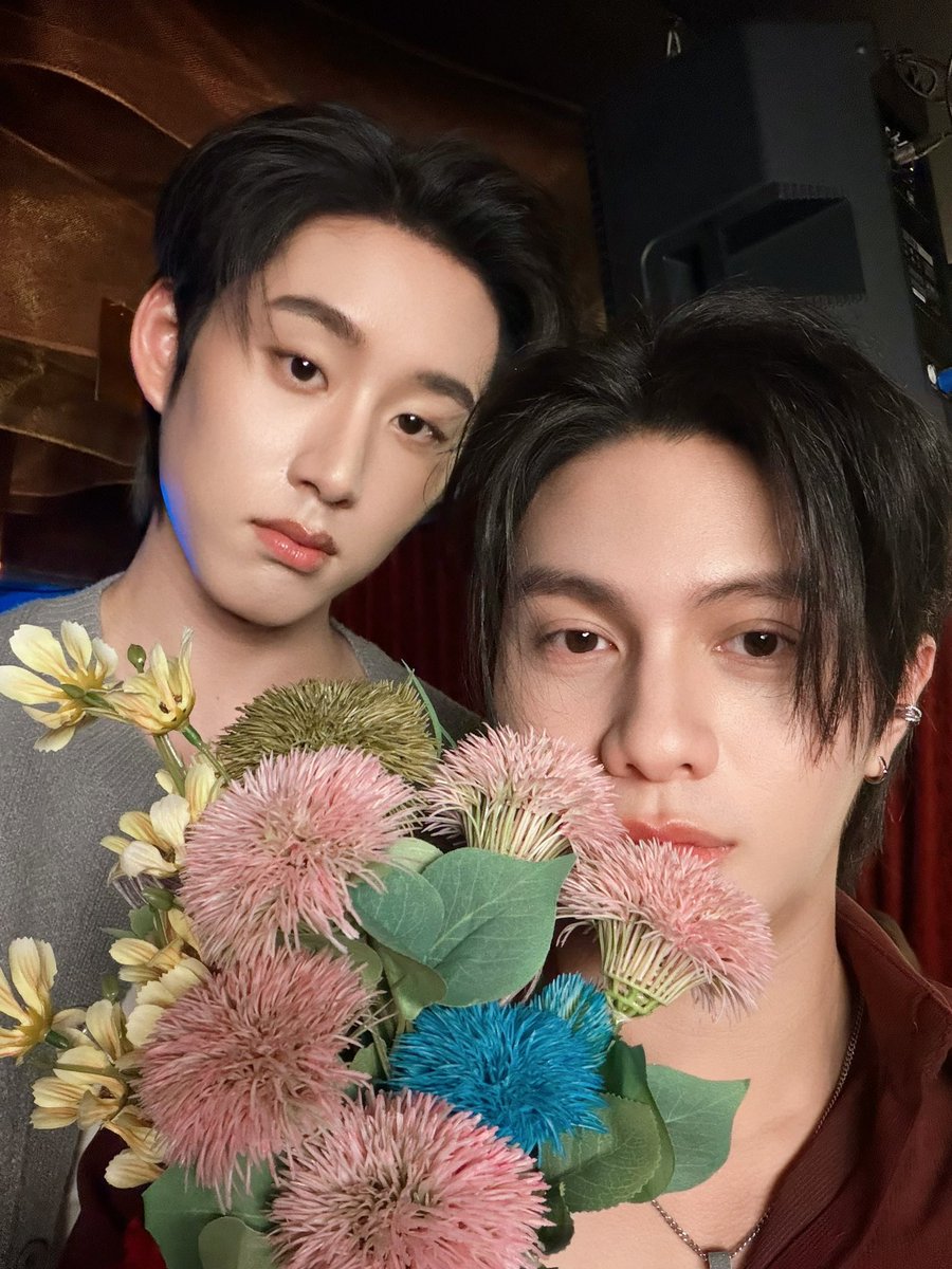 valcrazyforWE's tweet photo. WILLIAM IS SO EXCITED BC OF THE TWEET IS ABOUT P’SEK 😭😂😂🤏🏻

🎸: Ohh! p’Sekkkkkk 
Caption: So you added soda, then green syrup then lime juice. Did you put your charm in there too? 

Context behind this: 
So Sek Loso (Seksan Sukpimai) is a musician and guitarist of a rock band in Thailand called LOSO, he was massive. In the You Maniac post they reference two of his most famous memes. The first one is him posing with a bouquet of red flowers for his wife. According to what I have been reading it doesn’t have like a context behind but it’s iconic and funny so many use that pic as meme. It’s like Eminem’s rose meme 😂🤏🏻 
The second reference if because of the phrase  เธอใส่โซดา ใส่น้ำเขียว ใส่มะนาวแล้วเธอใส่เสน่ห์ลงไปด้วยปะเนี่ย which is something he said during a live while he was drinking Green Lime Soda his wife prepared for him, so he was like teasing/flirting and became viral. So they use both memes in one post