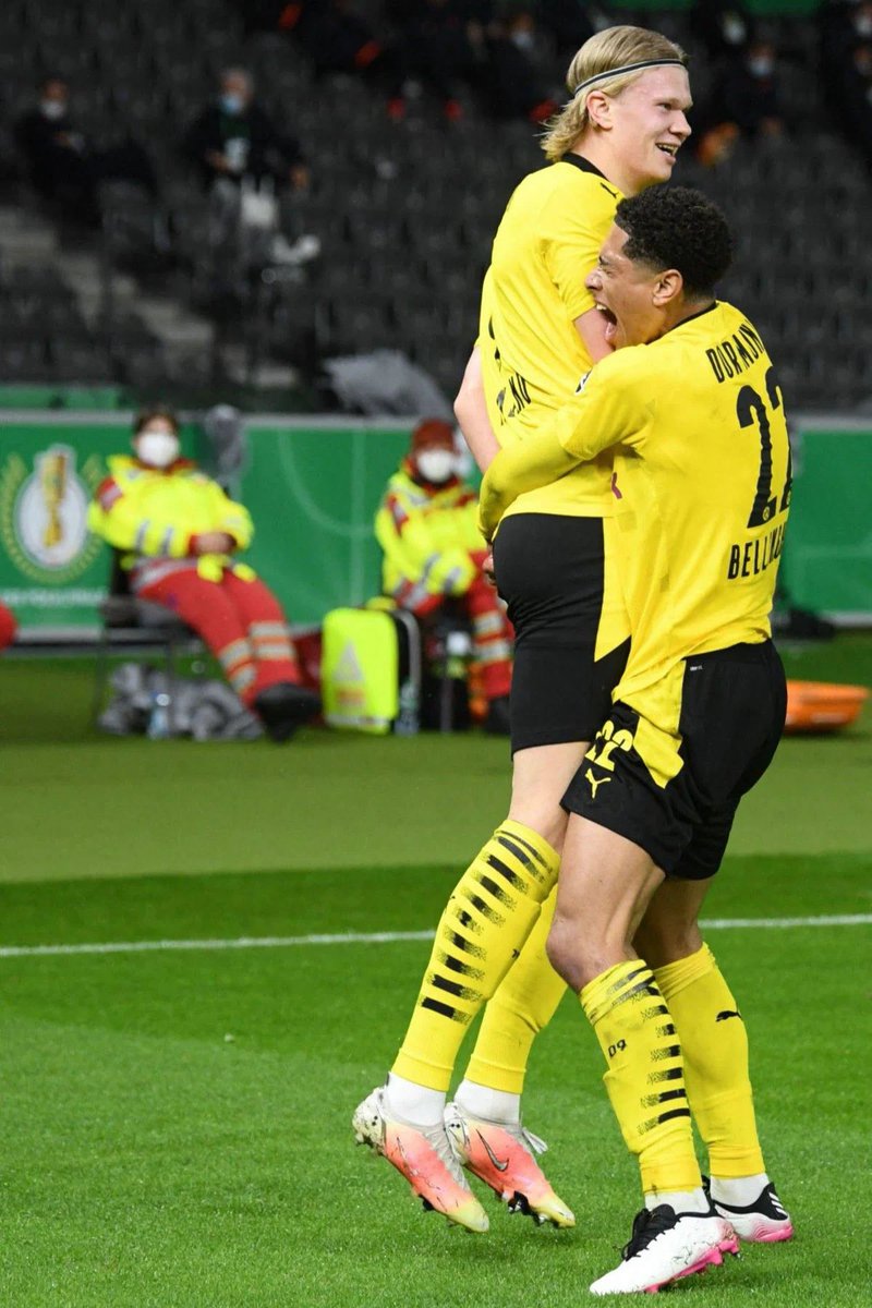lustlisbon's tweet photo. Jude trying to lift up Erling the same way Erling lifts him up with minimum effort is so fucking cute https://t.co/ZJ9s6rFbaM