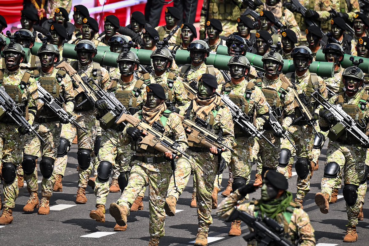 MinamPeru's tweet photo. 🇵🇪 La presidenta de la república, Keiko Fujimori, participa en la Gran Parada y Desfile Cívico-Militar junto al presidente del Consejo de Ministros, Luis Galarreta; el ministro del Ambiente, Vladimiro Huaroc; y otras autoridades nacionales. La ceremonia también congrega a miles de ciudadanos que se reúnen para rendir homenaje al Perú por Fiestas Patrias.

Este acto conmemora nuestra historia, identidad y espíritu de unidad, y renueva el compromiso de seguir construyendo un país más fuerte, solidario y con mayores oportunidades para todos. 🇵🇪