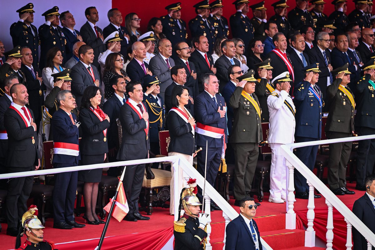 MinamPeru's tweet photo. 🇵🇪 La presidenta de la república, Keiko Fujimori, participa en la Gran Parada y Desfile Cívico-Militar junto al presidente del Consejo de Ministros, Luis Galarreta; el ministro del Ambiente, Vladimiro Huaroc; y otras autoridades nacionales. La ceremonia también congrega a miles de ciudadanos que se reúnen para rendir homenaje al Perú por Fiestas Patrias.

Este acto conmemora nuestra historia, identidad y espíritu de unidad, y renueva el compromiso de seguir construyendo un país más fuerte, solidario y con mayores oportunidades para todos. 🇵🇪