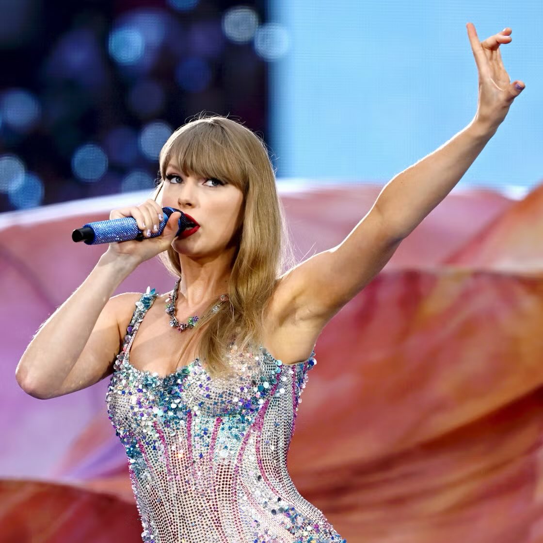 HoopsCrave's tweet photo. Taylor Swift is hosting an exclusive, phone-free music festival for her top 1% Spotify listeners. https://t.co/dlpbxNVZjU