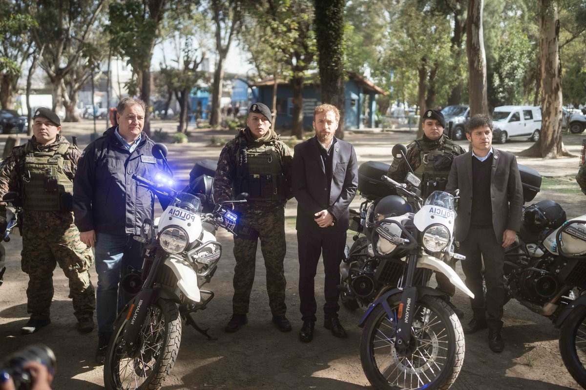 fotermin's tweet photo. NUEVA BASE POLICIAL UTOI PARA LOMAS 🚨👮🏻‍♂️🇦🇷

Junto al gobernador @Kicillofok inauguramos la nueva Base de la UTOI en Albertina, incorporando 100 nuevos efectivos, móviles 0km y equipamiento táctico de última generación para cuidar las 24 horas a nuestras familias. 
Hablamos de la felicidad de nuestra gente, y no se puede ser feliz si no se está tranquilo. La seguridad no se hace con el pico ni con discursos, se hace con recursos concretos. Mientras un Gobierno nacional deserta de sus responsabilidades, la Provincia invierte contra viento y marea para que vivamos mejor.

En Lomas estamos consolidando una policía de cercanía, con jóvenes de nuestro distrito que se formaron acá para cuidar a sus propios vecinos. También seguimos invirtiendo con el apoyo del Banco Provincia en tecnología e inteligencia artificial para nuestro centro de monitoreo, trabajando codo a codo en el Consejo de Seguridad junto a la UNLZ y los foros vecinales 👥.

Agradezco a los ministros Javier Alonso, Nicolás Kreplak y Gabriel Katopodis por apoyar siempre a Lomas, y desde ya, a Daniela. 

En Lomas asumimos la seguridad como una prioridad absoluta para cuidar a nuestro pueblo, defender el espacio público y garantizar la tranquilidad de cada familia. 🫱🏻‍🫲🏼✨