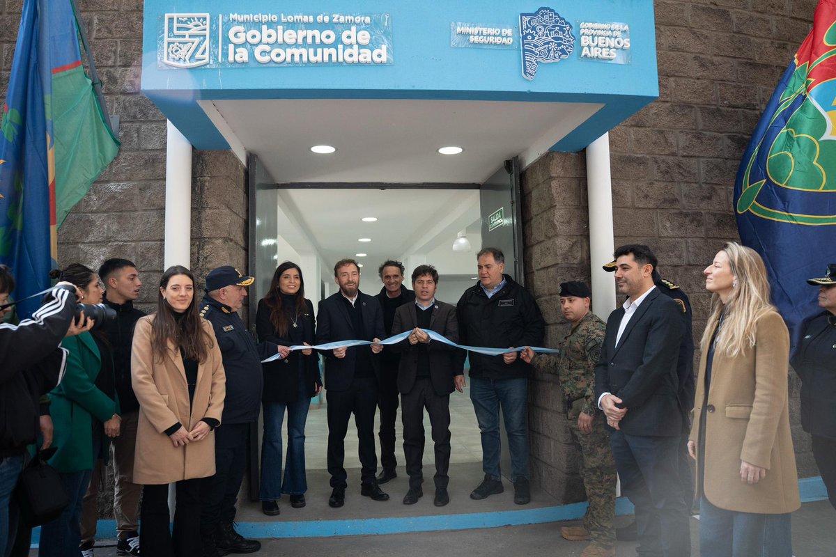 fotermin's tweet photo. NUEVA BASE POLICIAL UTOI PARA LOMAS 🚨👮🏻‍♂️🇦🇷

Junto al gobernador @Kicillofok inauguramos la nueva Base de la UTOI en Albertina, incorporando 100 nuevos efectivos, móviles 0km y equipamiento táctico de última generación para cuidar las 24 horas a nuestras familias. 
Hablamos de la felicidad de nuestra gente, y no se puede ser feliz si no se está tranquilo. La seguridad no se hace con el pico ni con discursos, se hace con recursos concretos. Mientras un Gobierno nacional deserta de sus responsabilidades, la Provincia invierte contra viento y marea para que vivamos mejor.

En Lomas estamos consolidando una policía de cercanía, con jóvenes de nuestro distrito que se formaron acá para cuidar a sus propios vecinos. También seguimos invirtiendo con el apoyo del Banco Provincia en tecnología e inteligencia artificial para nuestro centro de monitoreo, trabajando codo a codo en el Consejo de Seguridad junto a la UNLZ y los foros vecinales 👥.

Agradezco a los ministros Javier Alonso, Nicolás Kreplak y Gabriel Katopodis por apoyar siempre a Lomas, y desde ya, a Daniela. 

En Lomas asumimos la seguridad como una prioridad absoluta para cuidar a nuestro pueblo, defender el espacio público y garantizar la tranquilidad de cada familia. 🫱🏻‍🫲🏼✨