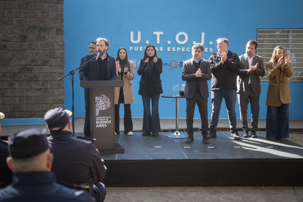 fotermin's tweet photo. NUEVA BASE POLICIAL UTOI PARA LOMAS 🚨👮🏻‍♂️🇦🇷

Junto al gobernador @Kicillofok inauguramos la nueva Base de la UTOI en Albertina, incorporando 100 nuevos efectivos, móviles 0km y equipamiento táctico de última generación para cuidar las 24 horas a nuestras familias. 
Hablamos de la felicidad de nuestra gente, y no se puede ser feliz si no se está tranquilo. La seguridad no se hace con el pico ni con discursos, se hace con recursos concretos. Mientras un Gobierno nacional deserta de sus responsabilidades, la Provincia invierte contra viento y marea para que vivamos mejor.

En Lomas estamos consolidando una policía de cercanía, con jóvenes de nuestro distrito que se formaron acá para cuidar a sus propios vecinos. También seguimos invirtiendo con el apoyo del Banco Provincia en tecnología e inteligencia artificial para nuestro centro de monitoreo, trabajando codo a codo en el Consejo de Seguridad junto a la UNLZ y los foros vecinales 👥.

Agradezco a los ministros Javier Alonso, Nicolás Kreplak y Gabriel Katopodis por apoyar siempre a Lomas, y desde ya, a Daniela. 

En Lomas asumimos la seguridad como una prioridad absoluta para cuidar a nuestro pueblo, defender el espacio público y garantizar la tranquilidad de cada familia. 🫱🏻‍🫲🏼✨