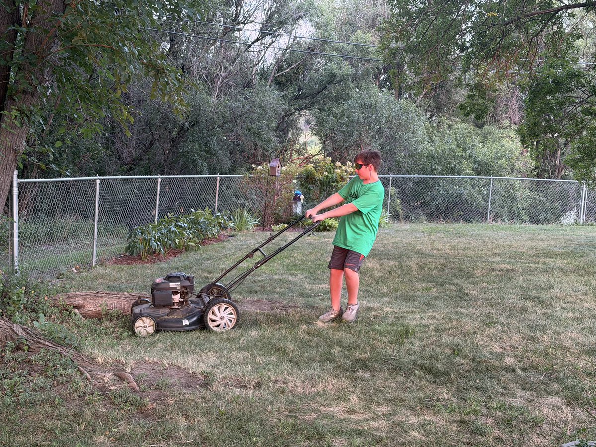 iamrodneysmith's tweet photo. Zalen &amp; Liam of Sioux Falls, South Dakota who are taking part in our 50 yard challenge , mowed another lawn . https://t.co/Y7vIJ8ZkJH