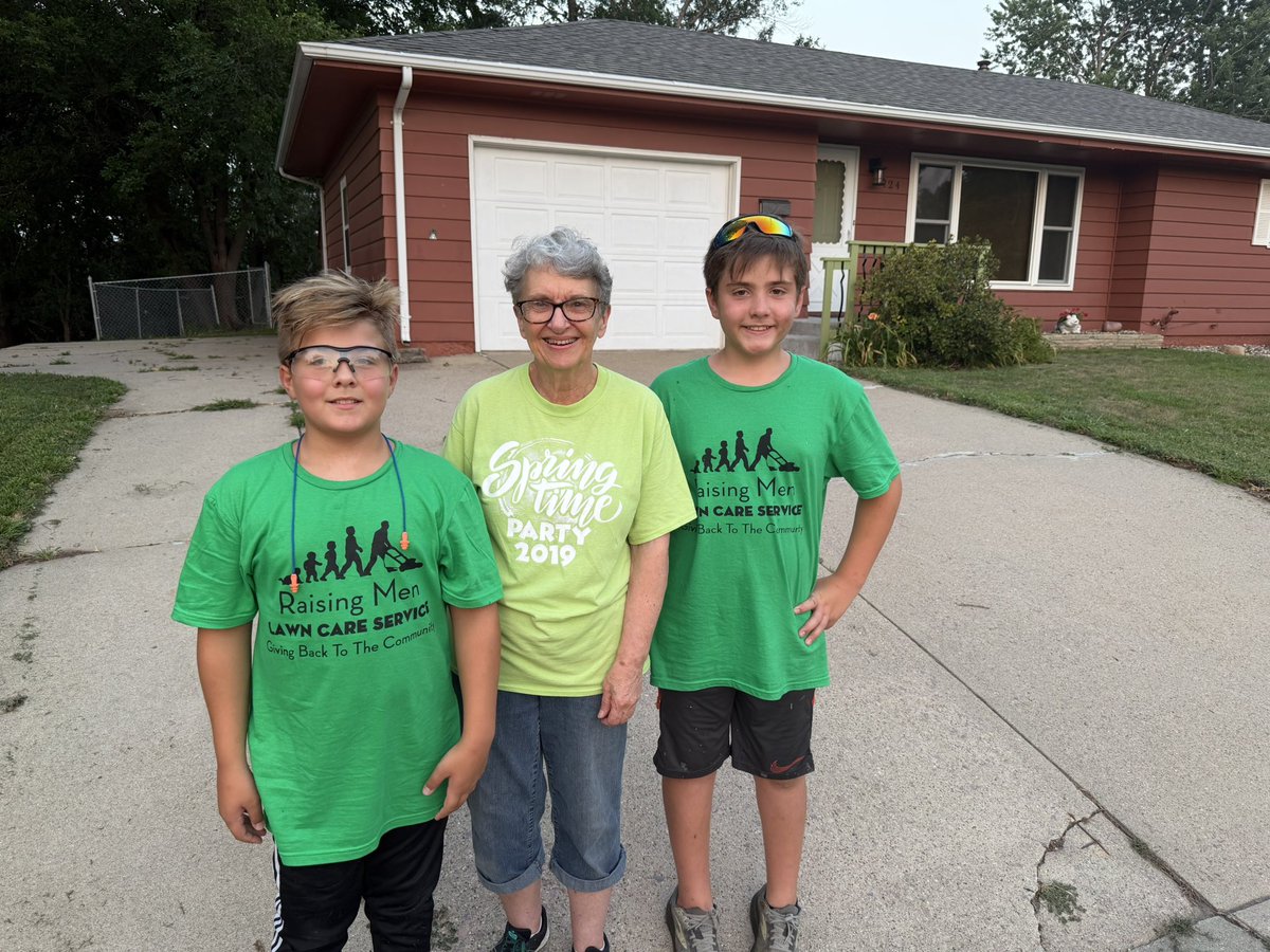 iamrodneysmith's tweet photo. Zalen &amp; Liam of Sioux Falls, South Dakota who are taking part in our 50 yard challenge , mowed another lawn . https://t.co/Y7vIJ8ZkJH