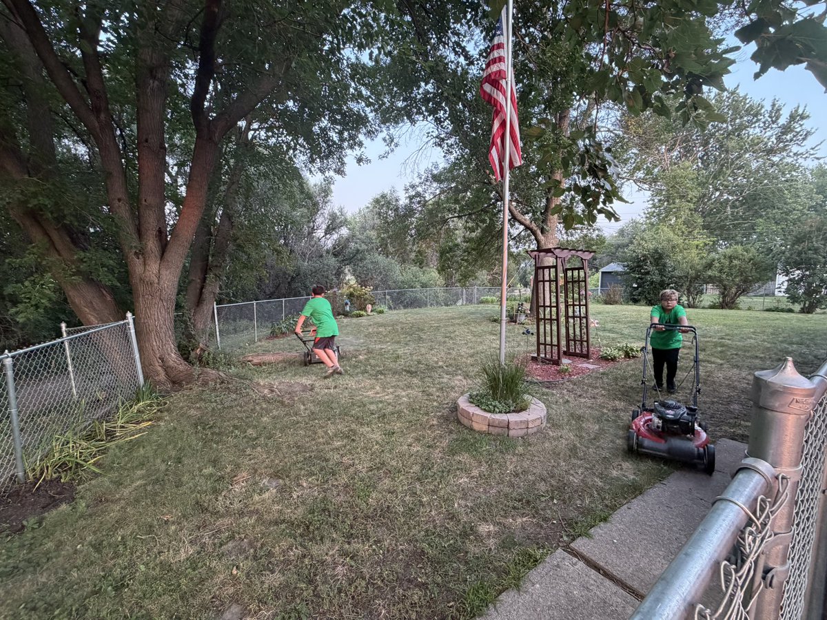 iamrodneysmith's tweet photo. Zalen &amp; Liam of Sioux Falls, South Dakota who are taking part in our 50 yard challenge , mowed another lawn . https://t.co/Y7vIJ8ZkJH