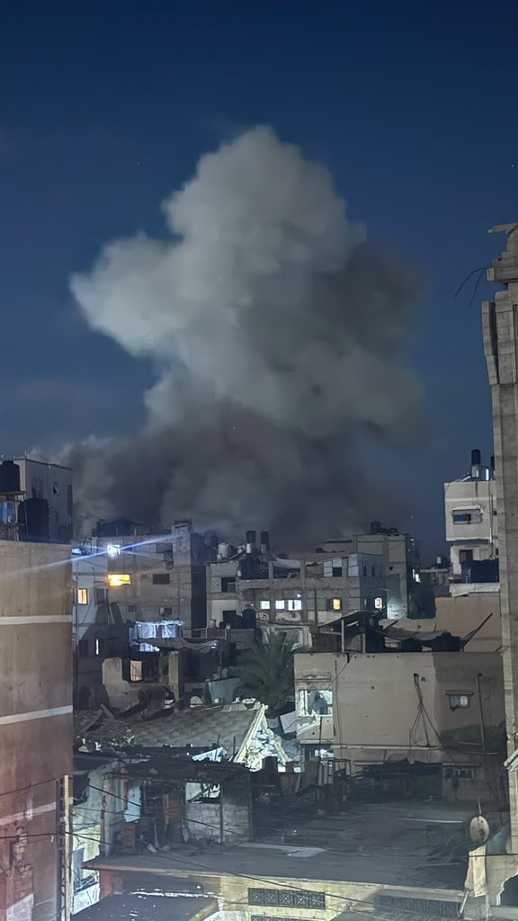 AbujomaaGaza's tweet photo. 💥Now 💥Now 💥Now

Israeli occupation forces have bombed a residential house west of the Gaza City https://t.co/3cUwD92P4A
