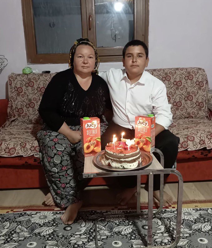 JargonMedya's tweet photo. Ailesinin doğum gününü kutladığı Türk genci, anne ve babasıyla yaşadığı mutlu anları paylaştı. https://t.co/u7bTjKGX9F