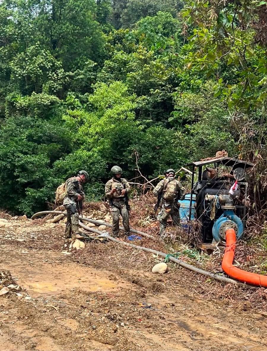 DefensaEc's tweet photo. 🚨 ¡EL IMPERIO EN ESCOMBROS! 

La minería ilegal no cayó de un día para otro. Está cediendo golpe tras golpe, operación tras operación.

➡️ Se provocó una afectación de USD 2 millones a las economías criminales. Esta vez fue en #Esmeraldas, donde fueron destruidos 9 campamentos clandestinos y 15 retroexcavadoras.

📌 Pero este no es un hecho aislado. Desde enero, el #BloqueDeSeguridad ha destruido 1.056 campamentos y 1.644 bocaminas, golpeando la infraestructura que alimenta la minería ilegal y debilitando las fuentes de financiamiento del crimen organizado.👊🏼