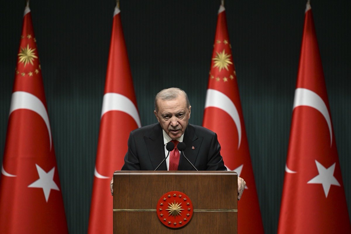 burhanduran's tweet photo. Cumhurbaşkanımız Sayın Recep Tayyip Erdoğan, Kabine Toplantısı sonrası yaptığı açıklamalarda, terörün Türkiye’ye yalnızca güvenlik alanında değil; ekonomi, yatırım, üretim, istihdam ve kalkınma başlıklarında da ağır maliyetler yüklediğini somut verilerle ortaya koydu.

Cumhurbaşkanımız, terörün Türkiye ekonomisine etkilerine ilişkin yaptığı değerlendirmede; gayrisafi yurt içi hasılada 511 milyar dolarlık, ihracatta 110 milyar dolarlık kayıp yaşandığını, kişi başına gelirin 5 bin 800 dolar daha düşük gerçekleştiğini ifade etti. Ayrıca terör nedeniyle 2,5 milyon kişilik istihdam kaybı oluştuğunu, bu istihdamın üretime kazandırılabilmesi hâlinde ekonomiye yaklaşık 120 milyar dolarlık ilave katkı sağlanabileceğini belirtti. Dolaylı ve doğrudan maliyetler birlikte değerlendirildiğinde ise terörün Türkiye’ye toplam faturasının 3 trilyon dolara yaklaştığını vurguladı.

Cumhurbaşkanımızın yaptığı değerlendirmeler, yıllar boyunca terör nedeniyle kaybedilen ekonomik potansiyelin, kaçırılan yatırım fırsatlarının ve üretilemeyen katma değerin büyüklüğünü bir kez daha gözler önüne serdi. Bu tablo, Terörsüz Türkiye hedefinin yalnızca güvenlik açısından değil; güçlü ekonomi, sürdürülebilir kalkınma ve toplumsal refah bakımından da tarihî bir öneme sahip olduğunu göstermektedir.

Cumhurbaşkanımızın vurguladığı üzere, terörün tamamen ortadan kalktığı bir Türkiye’de kazanan; işçisiyle işvereniyle, çiftçisiyle üreticisiyle, yatırımcısıyla esnafıyla 86 milyonun tamamı olacaktır.

Türkiye Yüzyılı vizyonu doğrultusunda huzurun, güvenin ve istikrarın hâkim olduğu bir Türkiye, sahip olduğu ekonomik potansiyeli çok daha güçlü şekilde hayata geçirecek; yatırımın, üretimin, ihracatın ve istihdamın önündeki engeller birer birer ortadan kalkacaktır. Terör engelinin ortadan kalkmasıyla Türkiye ekonomisi her alanda yeni bir başarı hikâyesi yazacak; sürdürülebilir büyüme, güçlü yatırım iklimi ve artan refah hedeflerine daha emin adımlarla ilerleyecektir.

Kazanan Türkiye olacaktır, kazanan kardeşlik olacaktır. 🇹🇷