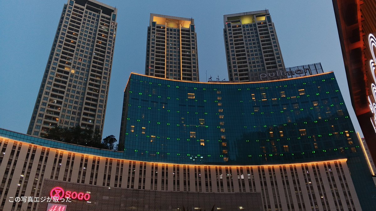 uronlylistener_'s tweet photo. Kapan ya sesuatu kyk pas masih di Surabaya dulu ke ulang.. lagi duduk santai di mall, terus tiba tiba ada nyamperin ngajakin ngobrol, becanda, mabar..

Di JKT klo ada yg kyk gitu dikira aneh kali ya? https://t.co/0hQJ3T6CRq