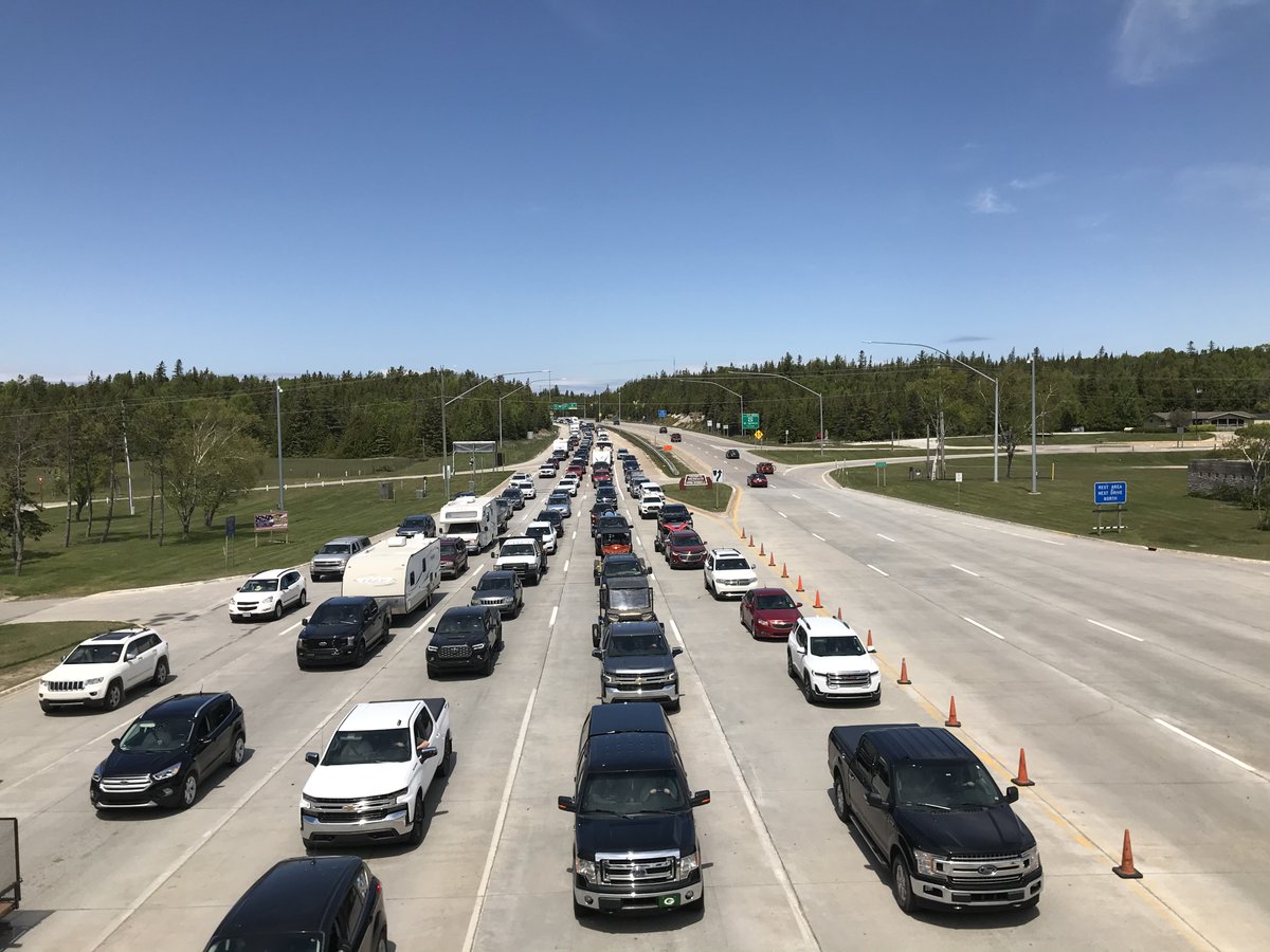 mackinacbridge's tweet photo. Patience, please! Southbound traffic peaks from 10 am-4 pm Sunday can result in traffic backups, even open. Consider crossing at off-peak times. MacPass, Cash, Credit/Debit, and Apple/Google pay payments available https://t.co/LUC0z7CGTP https://t.co/YBX2eGUkc4
