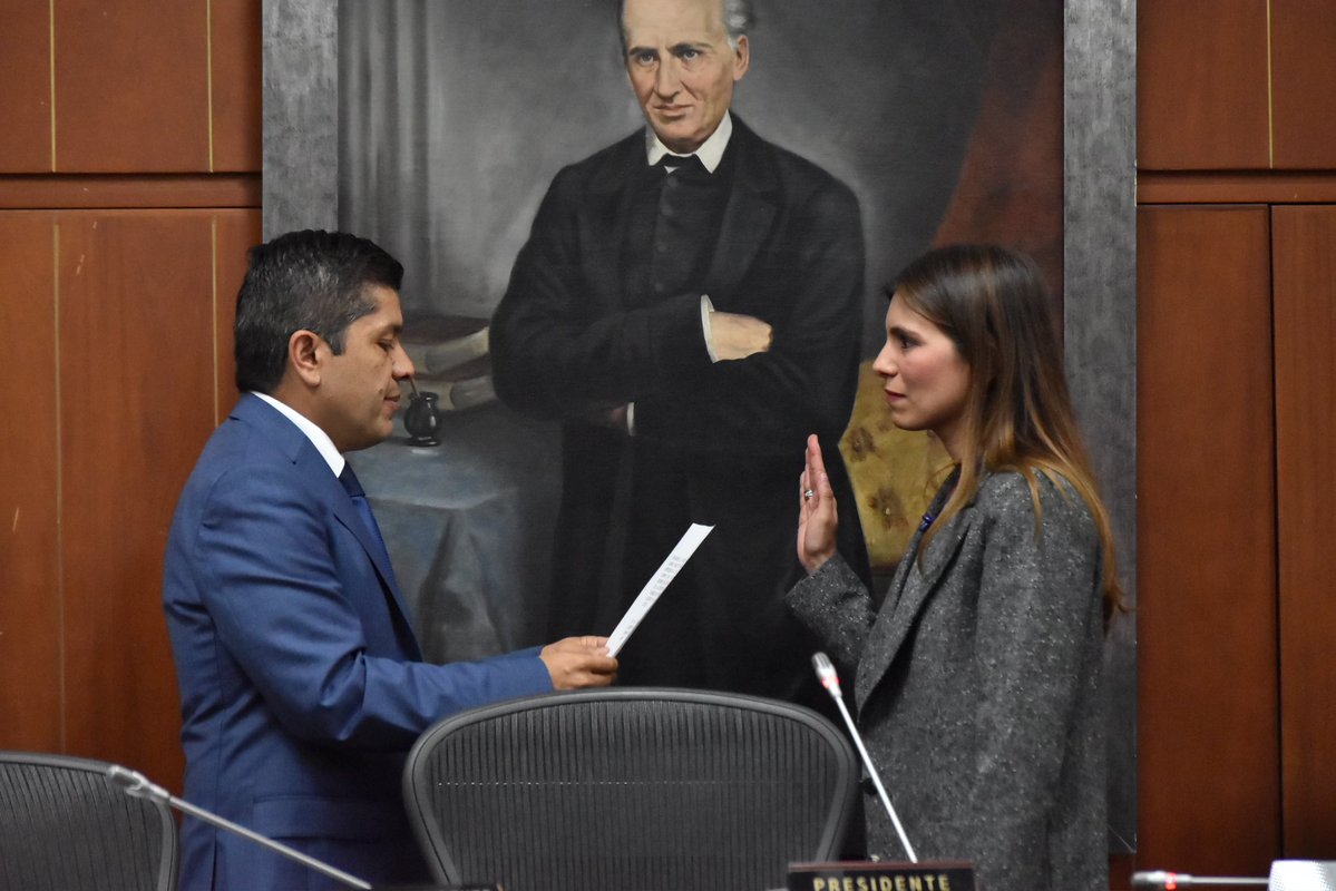 SenadoGovCo's tweet photo. #ComisiónVI | La @ComVISenado eligió su mesa directiva para la legislatura 2026-2027, que quedó conformada así:

🔹 Presidente: senador @carlos_guevara.
🔹 Vicepresidenta: senadora @Maluvillalba. https://t.co/dsispLWVo7
