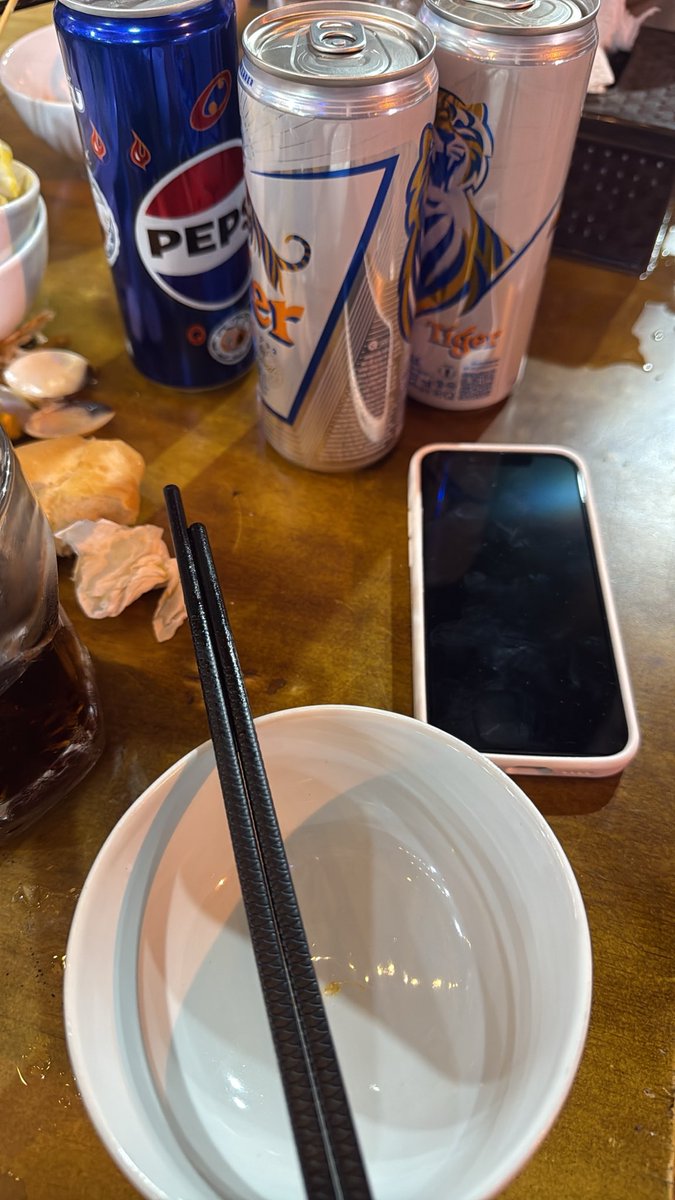 huugpul's tweet photo. ai nhậu chung hong https://t.co/nYp3PLvAuJ