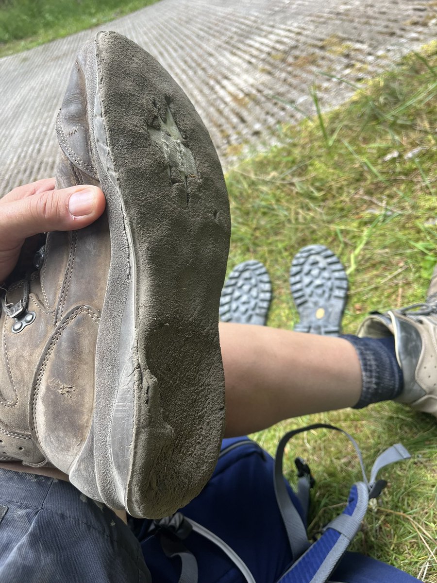 AnneGraafstra's tweet photo. Heb ik weer. materiaalpech op 2228 mtr hoogte in Zwitserland.  De zolen laten los😭. Dan maar verder op de “zomer-zolen”. Binnenkort maar even naar @SchutrupsS toe voor nieuwe.

toe voor nieuwe. https://t.co/BMu4OFCaQf