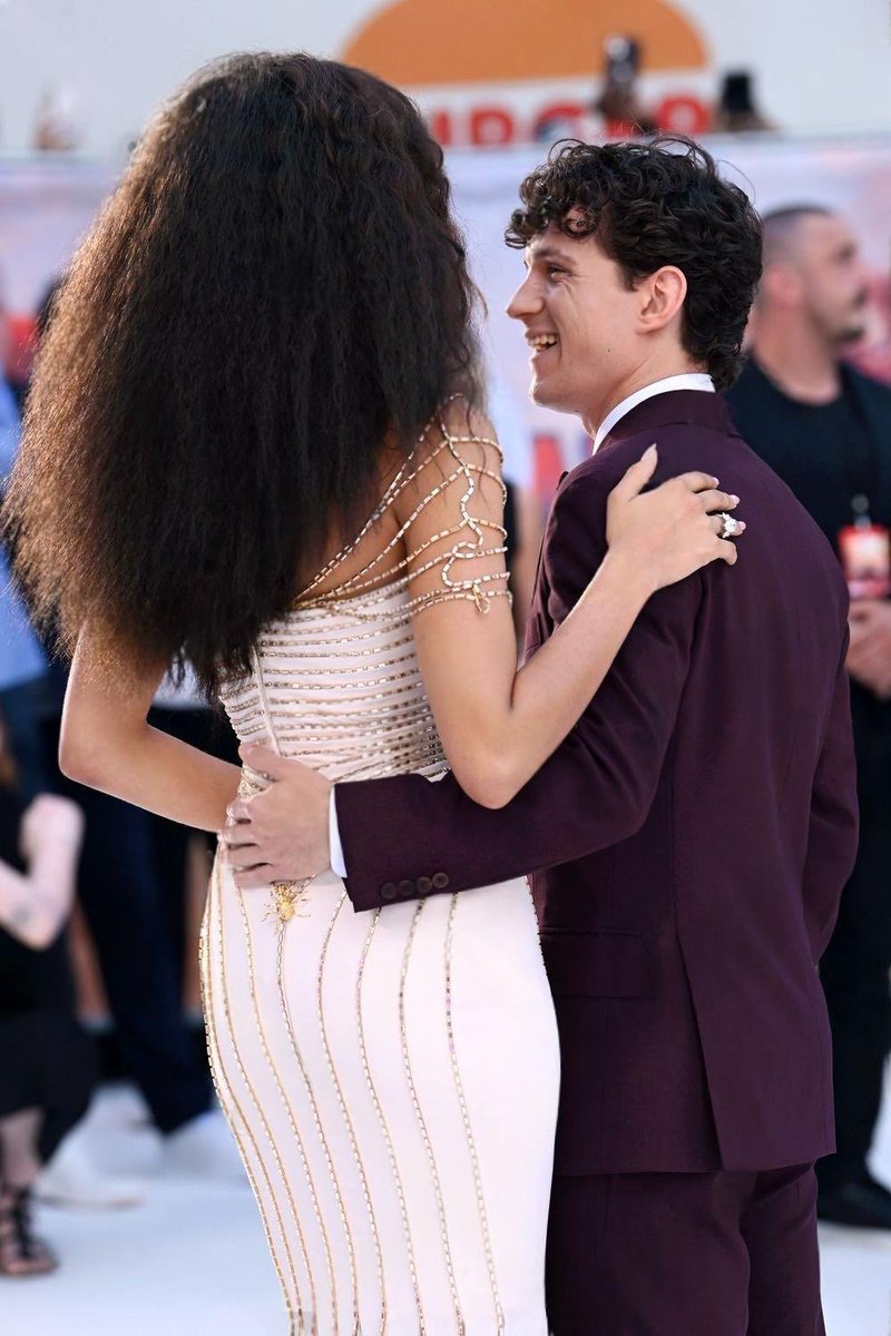 dayasbrina's tweet photo. he still smiles at her the same way he did when they were teenagers. no it’s fine no it’s okay whatever https://t.co/jmkeS8t8lg