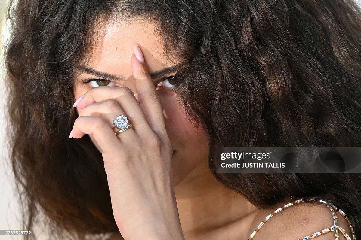 chrislarbsyou's tweet photo. that enormous rock on her finger oh my god https://t.co/Y9hdRgXy9z