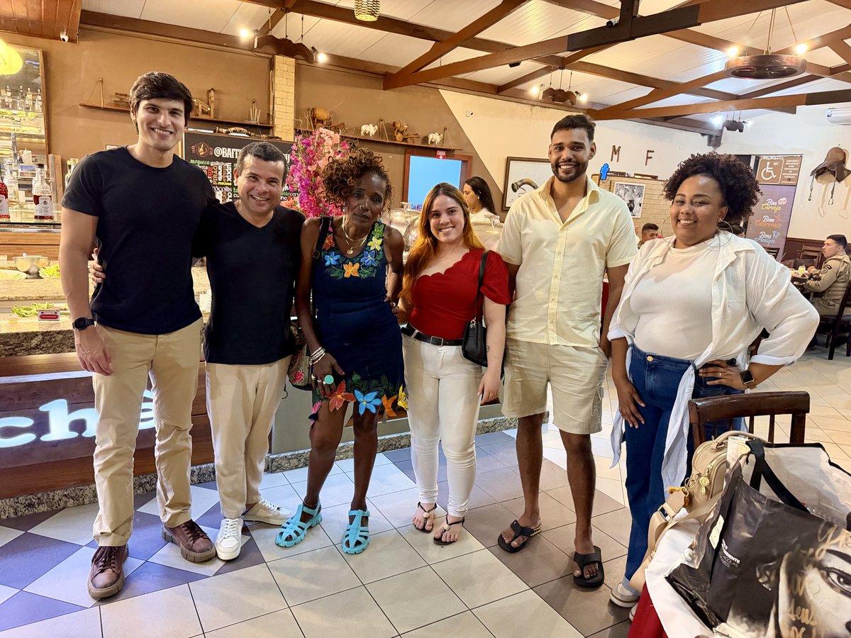celsinhocotrim's tweet photo. Sonho realizado! ❤️

Minha comadre Sandra Maria tinha um sonho simples: viver a experiência de um rodízio de carnes e pizzas.

Ontem, no dia do seu aniversário, esse sonho se tornou realidade.

Estavam conosco seu filho-meu afilhado Isaías, Alécia, sua amiga e colaboradora incansável da Fundação Celsinho Cotrim; meu companheiro Paulo Ricardo e eu.

Ver a felicidade estampada no rosto de quem a gente ama nos lembra que, muitas vezes, os maiores presentes da vida não são os mais caros, mas os mais cheios de afeto.

A verdadeira riqueza está em compartilhar momentos, realizar sonhos e criar memórias que ficam para sempre no coração.

É sobre isso. É sobre presença. É sobre cuidar. É sobre amar ❤️