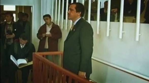 ahamitbilici's tweet photo. Erdoğan ve AKP'nin yolsuzlukları soruşturulunca bunun adı, "demokrasiye darbe"; ama muhalefetin yolsuzlukları soruşturulunca "adaletin tecellisi ve temizlenme" oluyor, öyle mi?! 

İstanbul B.Ş. Belediye Başkanı Erdoğan hapse atılınca, bunun adı "milli iradeye darbe"; Belediye Başkanı Ekrem İmamoğlu hapse atılınca "yolsuzlukla mücadele" oluyor, öyle mi?!

Olan bitenin doğru adı şudur: 

Erdoğan ve AKP'nin öncülüğünde kurulan 17-25 Aralık yolsuzluk rejimi,  sandıkta yenemediği rakiplerini, parti maşası haline getirdiği yargı eliyle ve yolsuzluk kılıfıyla sindirmeye çalışıyor.