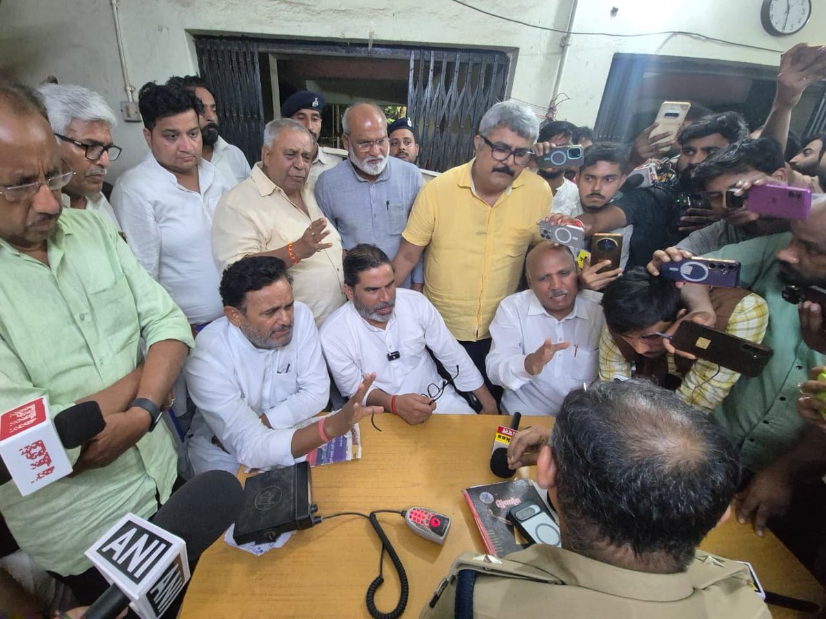 Gyaneshwar_Jour's tweet photo. #BankipurBypoll : #Jansuraaj के नेताओं की गिरफ्तारी का विरोध करने आधी रात को जक्कनपुर थाना पहुंच गए हैं #PrashantKishor . पुलिस बता नहीं रही, कहाँ ले गए हैं, चल रही है तीखी बहस. कल 30 जुलाई को है बांकीपुर का उपचुनाव. https://t.co/a4QdigVHMx