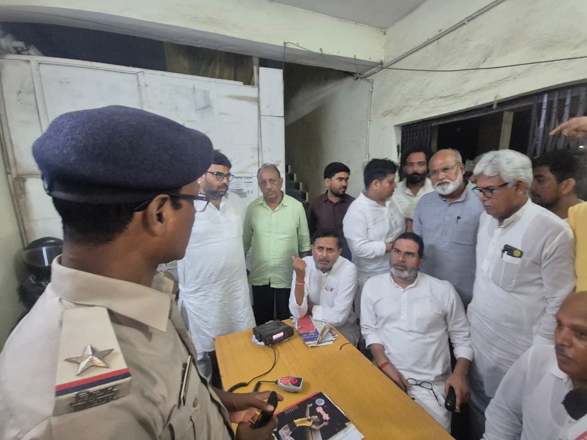 Gyaneshwar_Jour's tweet photo. #BankipurBypoll : #Jansuraaj के नेताओं की गिरफ्तारी का विरोध करने आधी रात को जक्कनपुर थाना पहुंच गए हैं #PrashantKishor . पुलिस बता नहीं रही, कहाँ ले गए हैं, चल रही है तीखी बहस. कल 30 जुलाई को है बांकीपुर का उपचुनाव. https://t.co/a4QdigVHMx