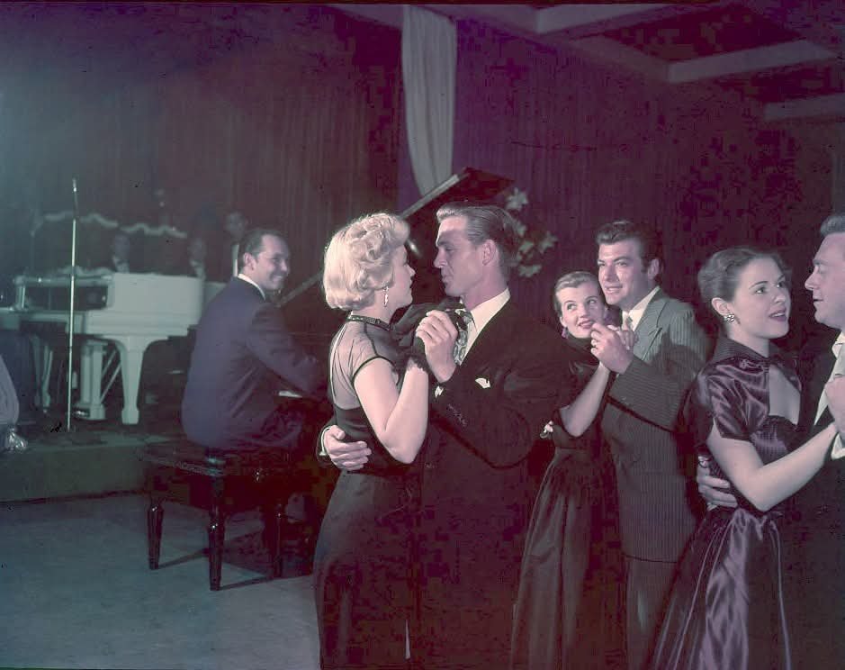 Clubpassionmar2's tweet photo. Bonne journée de jeudi.
Have a sweet Thursday.
#Marilyn #MarilynMonroe #clubpassionmarilyn #mondanités #ciros https://t.co/SdYzkCs22b