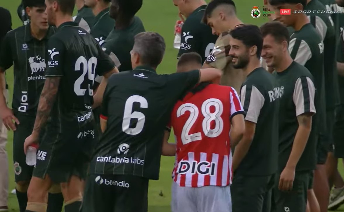 pablovt14's tweet photo. Ahí está el capi intentando convencerle.... https://t.co/9Ev5imDphy