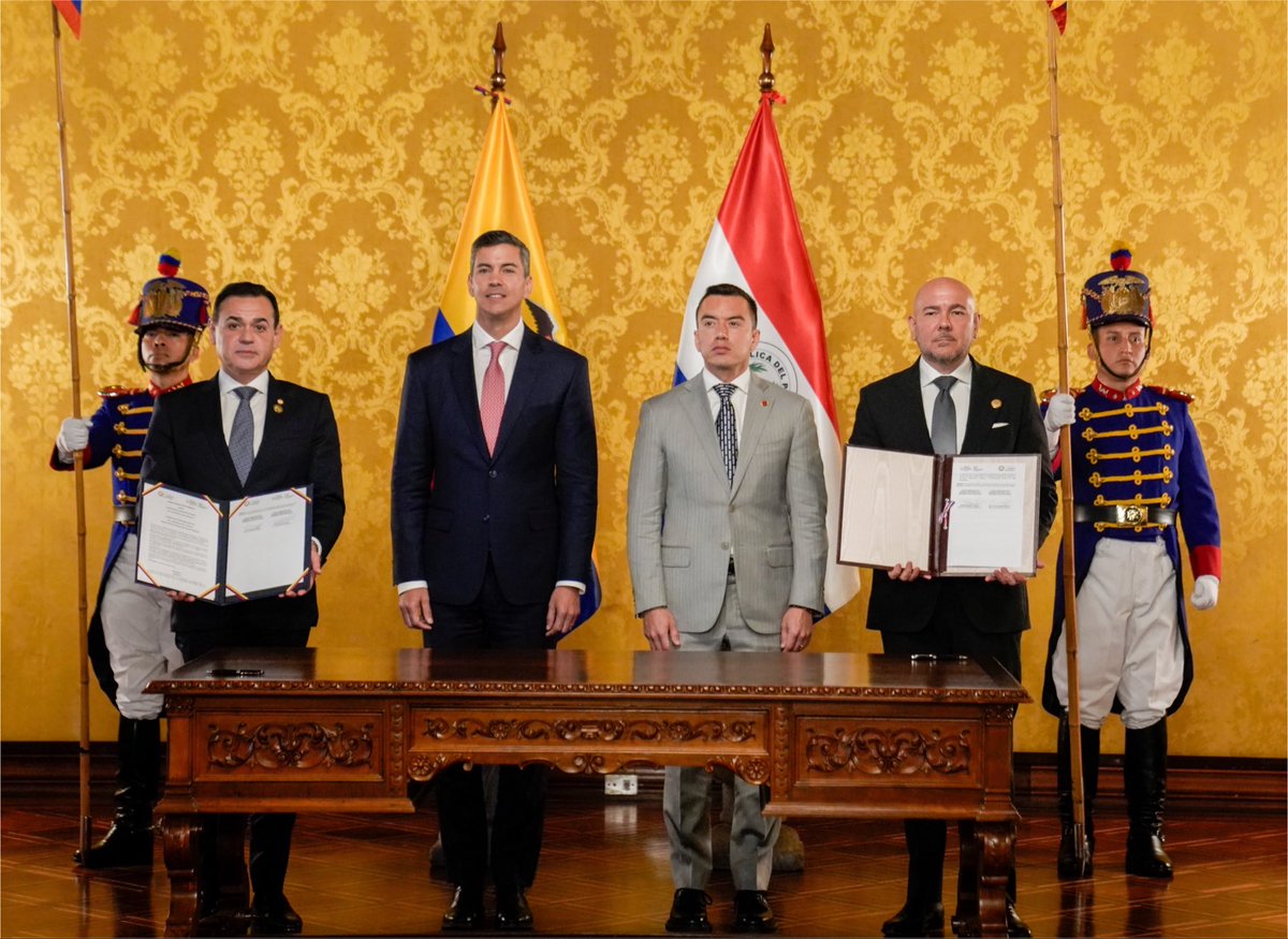 GianCarLoffredo's tweet photo. El liderazgo del presidente @DanielNoboaOk sigue fortaleciendo la cooperación estratégica del Ecuador con la región.

Con la firma del Memorando de Entendimiento con Paraguay, ampliamos la cooperación técnico-militar y el intercambio de conocimientos y experiencias para fortalecer las capacidades de nuestras @FFAAECUADOR y la defensa del Ecuador. 🇪🇨🤝🇵🇾