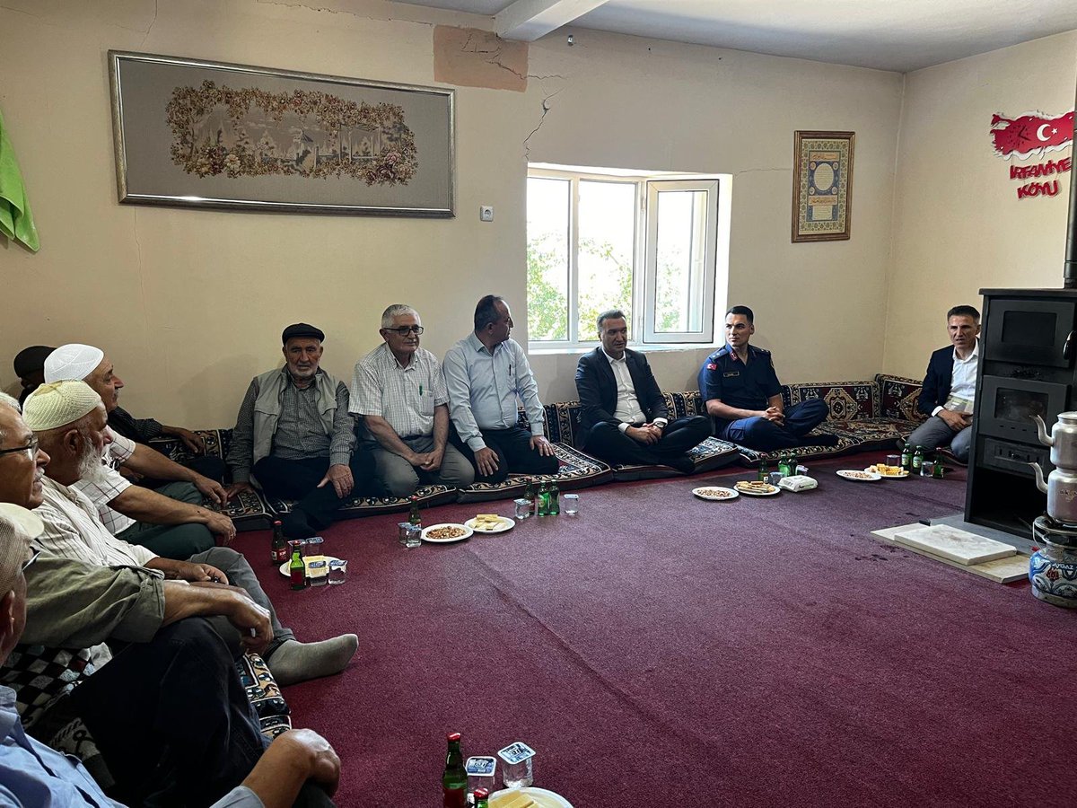 GDursunbey's tweet photo. Kaymakamımız Sn. Musa AYYILDIZ, İlçe Jandarma Komutanı Ütğm. Yasin Yüksel KILINÇ, SYDV Müdürü Mesut GÜLTEKİN; 
• Işıklar
• Resuller
• İrfaniye
• Demirciler 
mahallelerini ziyaret ederek vatandaşlarımızla bir araya geldi. https://t.co/eRxS3plWRX