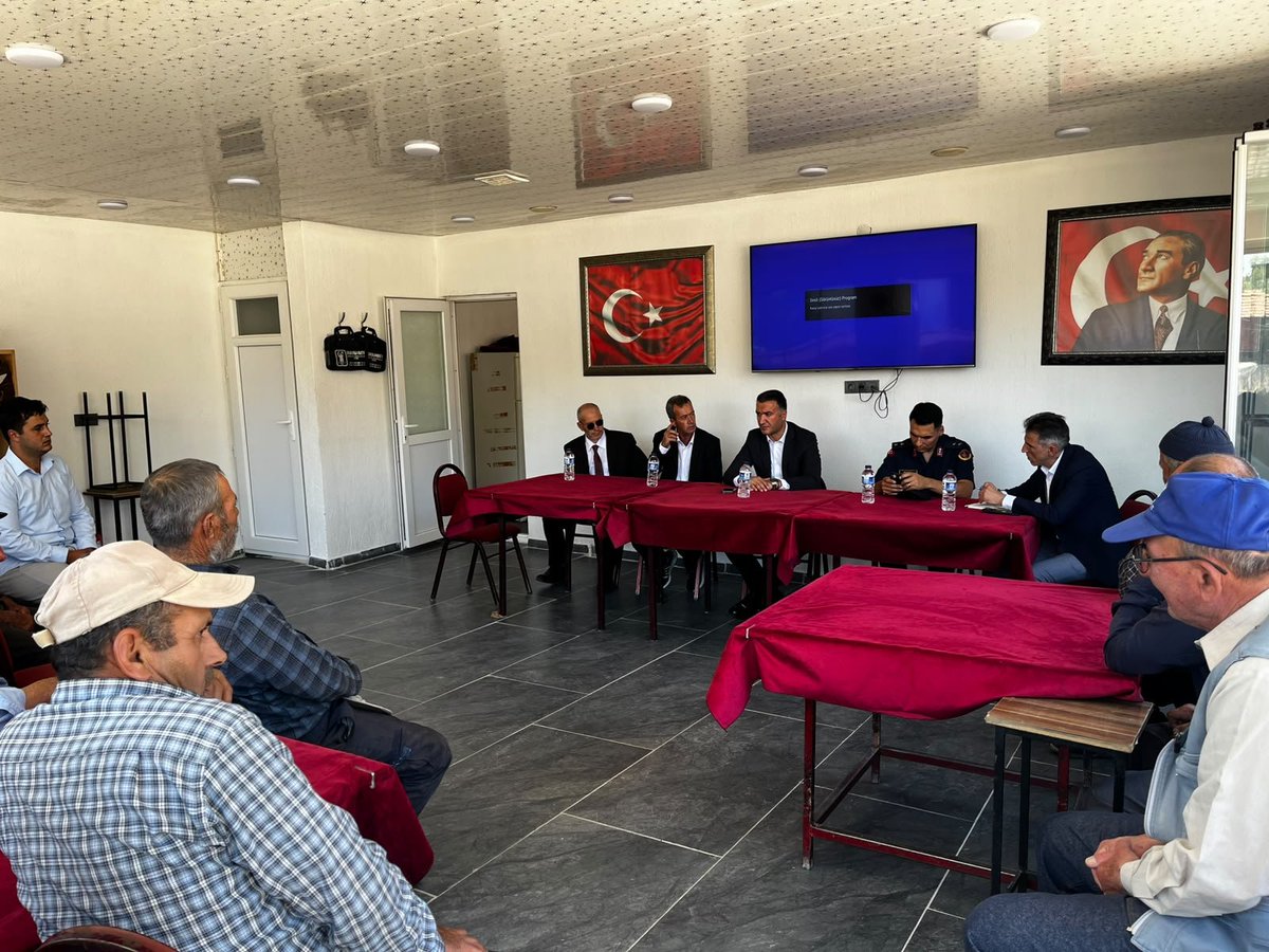 GDursunbey's tweet photo. Kaymakamımız Sn. Musa AYYILDIZ, İlçe Jandarma Komutanı Ütğm. Yasin Yüksel KILINÇ, SYDV Müdürü Mesut GÜLTEKİN; 
• Işıklar
• Resuller
• İrfaniye
• Demirciler 
mahallelerini ziyaret ederek vatandaşlarımızla bir araya geldi. https://t.co/eRxS3plWRX