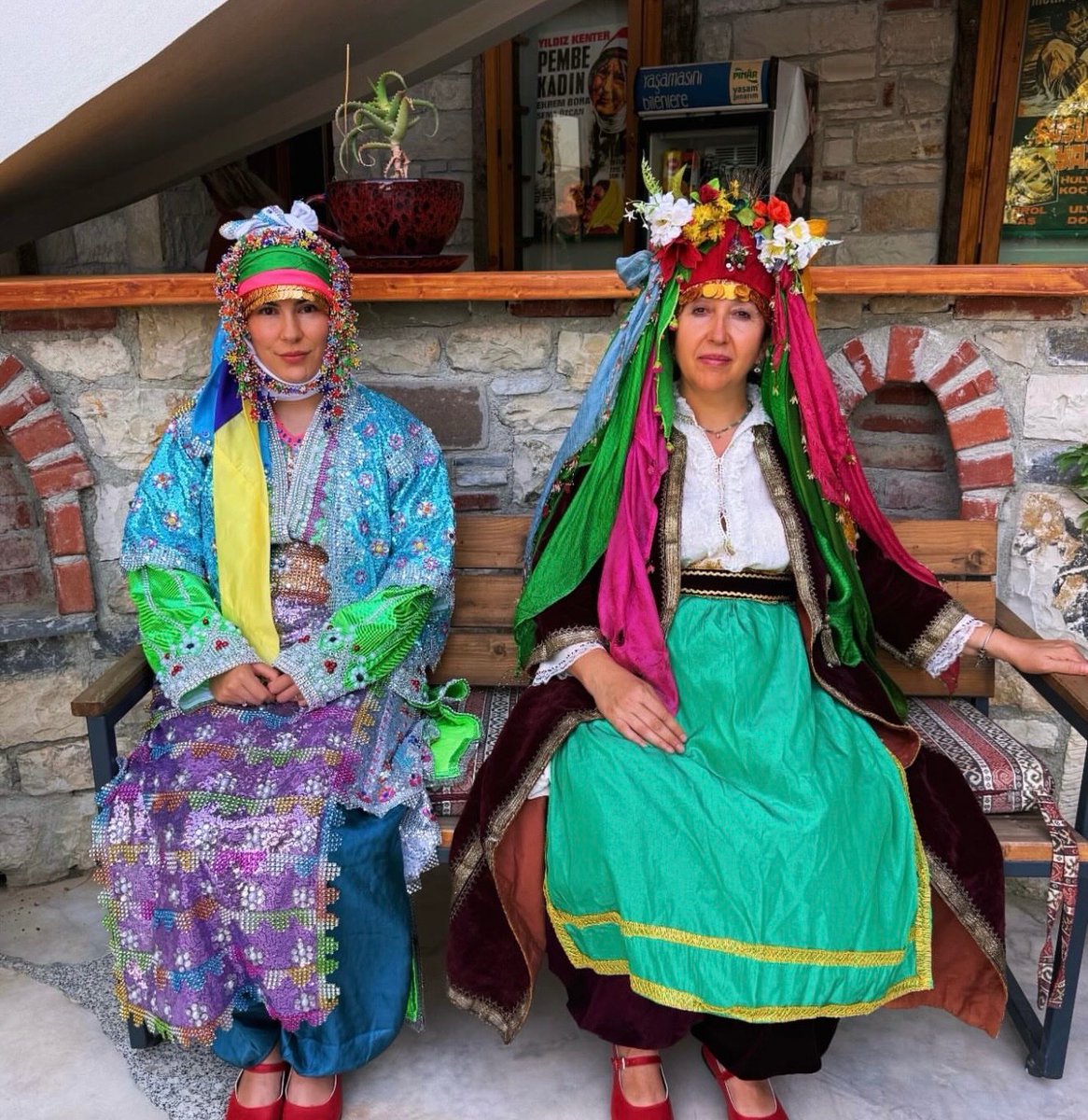 AleviTarihii's tweet photo. Tahtacı Türkmen alevileri kültürü.
Her detay 1200 yıllık anlatı içeriyor.
Son yüzyılda da Atatürk değerilimiz bu zenginliğe eklendi. https://t.co/5FrzZneoNV