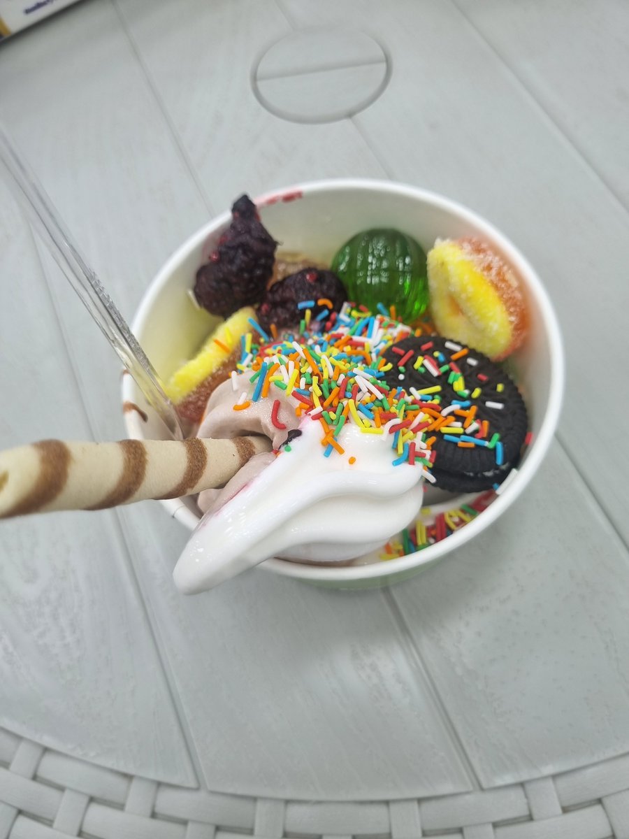 rinnabuns's tweet photo. i was eating one of those ice cream self service things with my mom!!! https://t.co/yfsHjr6FIw