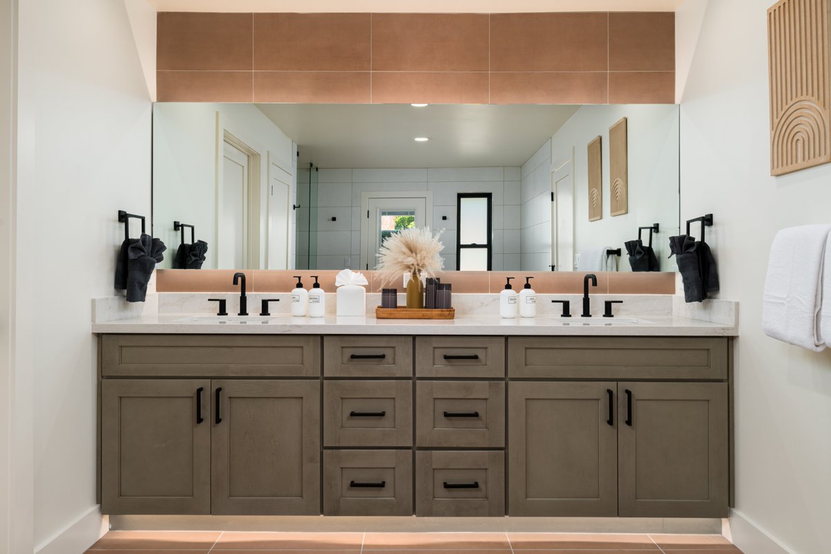 Mav_Builders's tweet photo. Ready to transform your outdated space? Maverick Builders' home remodels breathe new life into your home, creating a fresh and modern living environment.
#contractor #builder #construction #newhome #investment #remodel #home #rental #AirBnb #generalcontractor #localbuilder #AZ https://t.co/VthsIvHrty