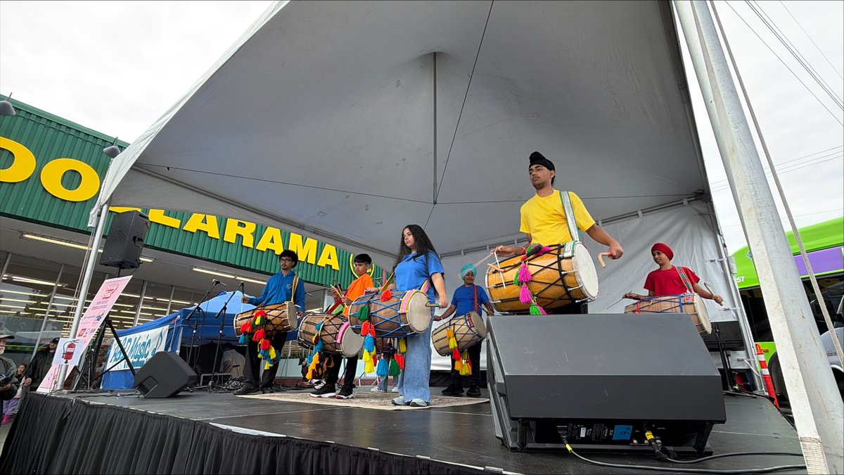 AbbotsfordSD's tweet photo. The ATS Dhol team knocked it out of the park at BerryFest recently! 🥁 Students brought incredible energy to the stage and represented Abbotsford Traditional School with pride. 

#AbbySchools #AbbotsfordBC https://t.co/F0QndUHFTt