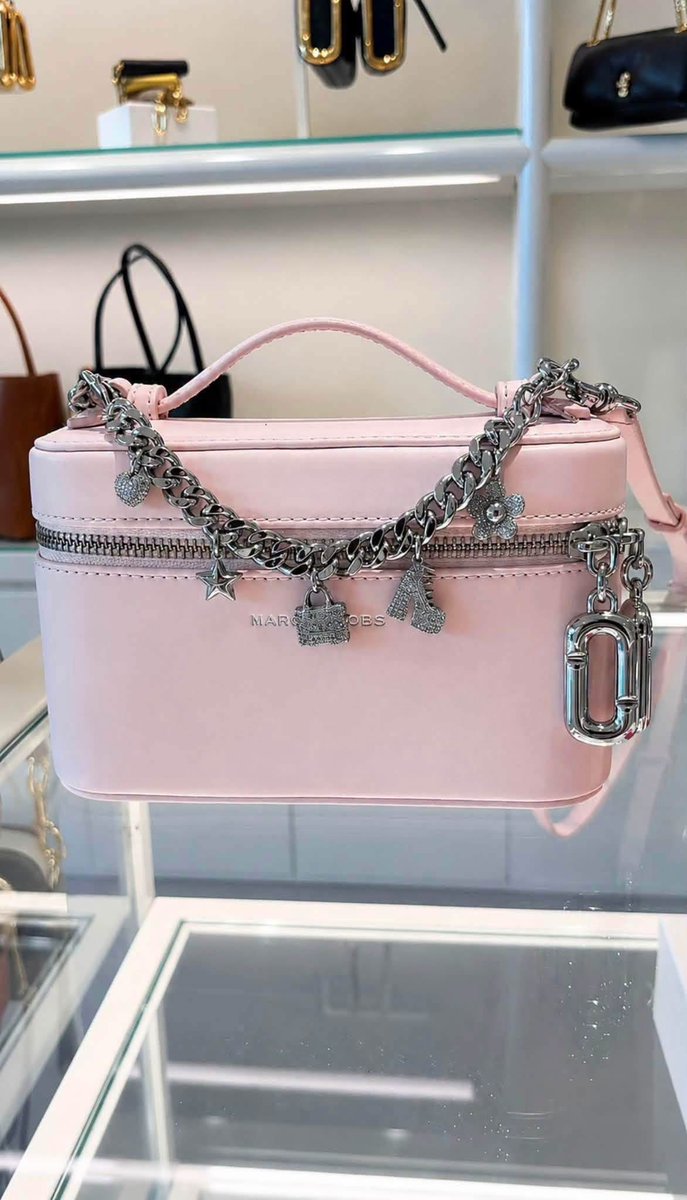 layxsnv's tweet photo. These Marc Jacobs vanity bags are so cute 😍 https://t.co/cJaTiT7ltn