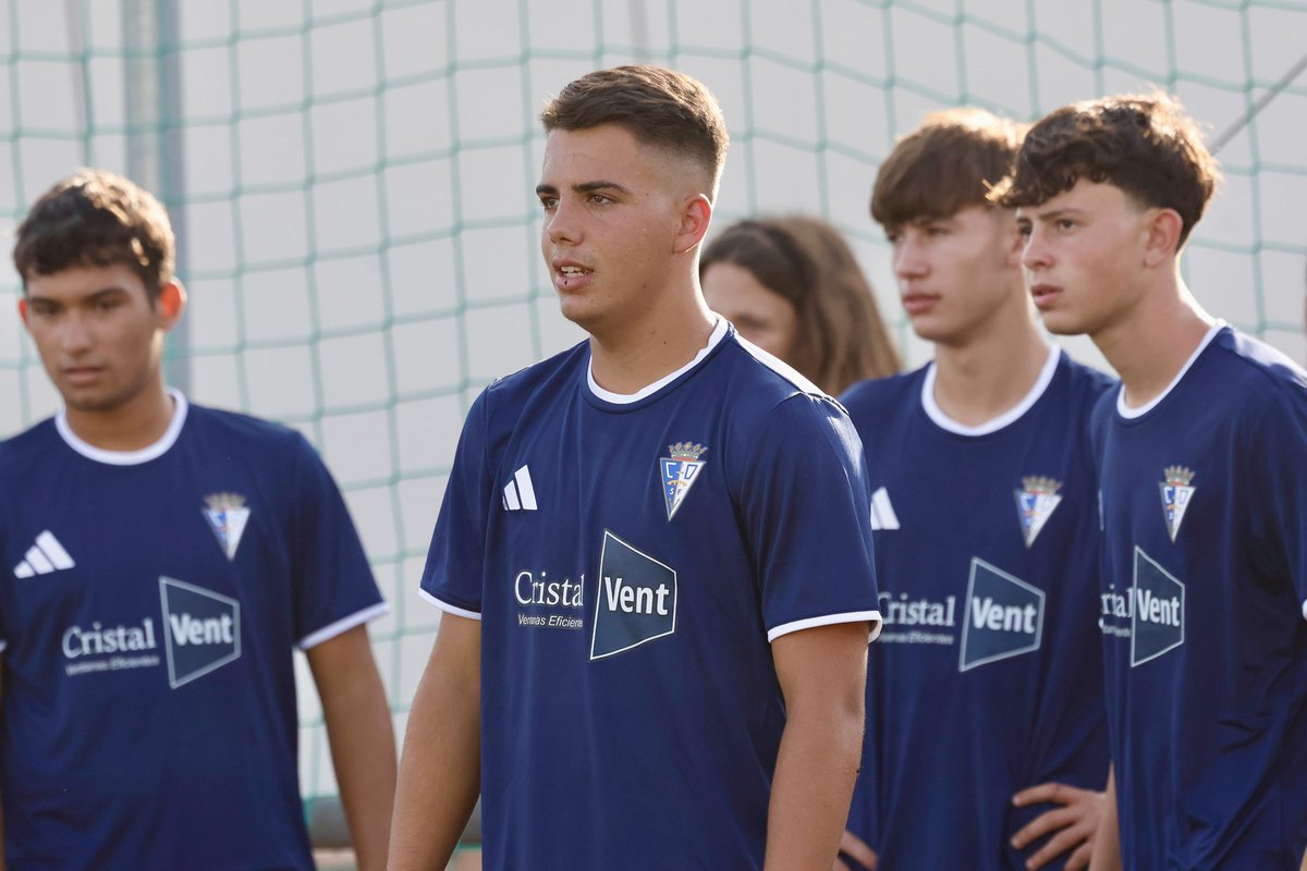_CDSFutbolbase's tweet photo. 💪🏻 ¡Primer día para nuestro #CDSFJuvenil de Tercera Andaluza! 

🤝🏻 ¡Cristalvent estará presente esta temporada en el frontal de la camiseta de entreno de nuestro #CDSFútbolBase y la Escuela Bahía! 

💙 ¡Gracias por el apoyo! https://t.co/q0qfzBTNqW