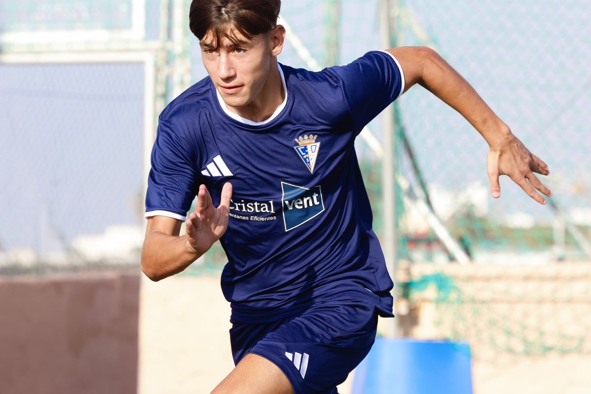 _CDSFutbolbase's tweet photo. 💪🏻 ¡Primer día para nuestro #CDSFJuvenil de Tercera Andaluza! 

🤝🏻 ¡Cristalvent estará presente esta temporada en el frontal de la camiseta de entreno de nuestro #CDSFútbolBase y la Escuela Bahía! 

💙 ¡Gracias por el apoyo! https://t.co/q0qfzBTNqW