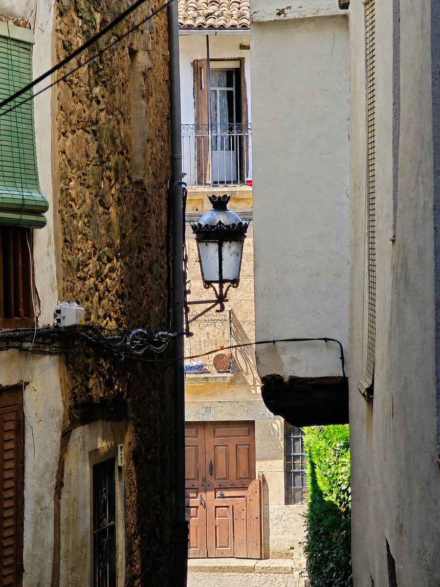 KatySnchez's tweet photo. Calleja estrecha de Candelario, un pintoresco pueblo de montaña . Pertenece a la asociación de los Pueblos más Bonitos de España. #farola #callejon #hacerfotos  #calleja #balcon https://t.co/HjRFnKDLVe